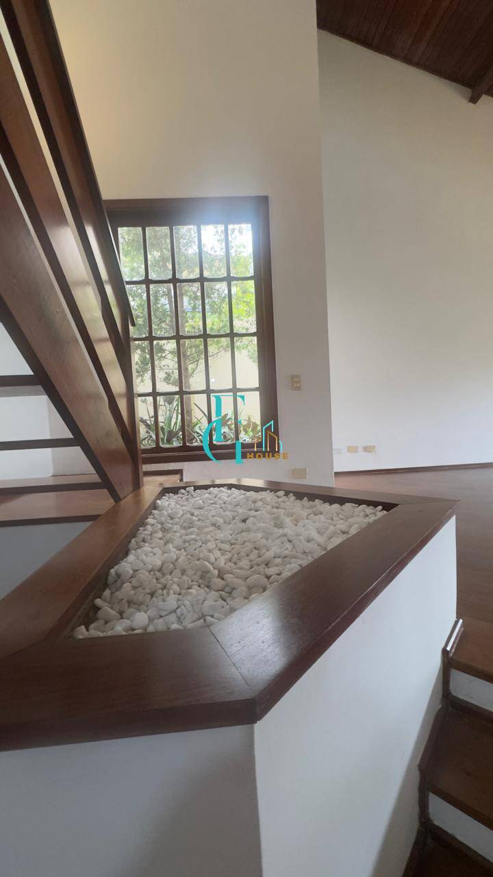 Casa Residencial 9 – Alphaville|Venda/Locação|4 Dormitórios|Piscina|6 Vagas